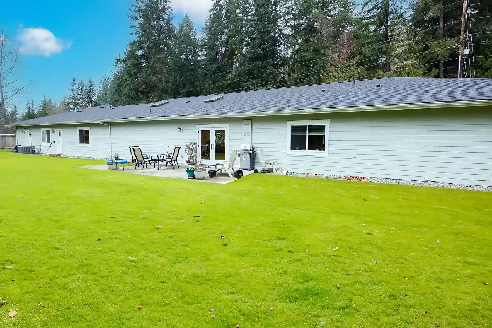 outside sitting area for seniors at caring arms in bonney lake
