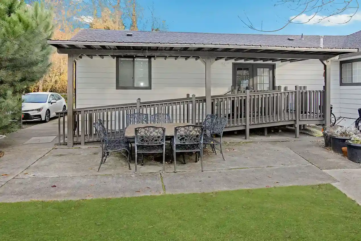 outside seating area for assisted living in puyallup