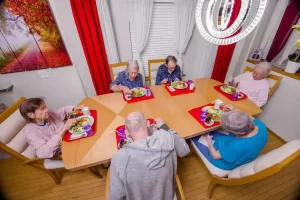 residents dining together at Caring Arms of Federal Way