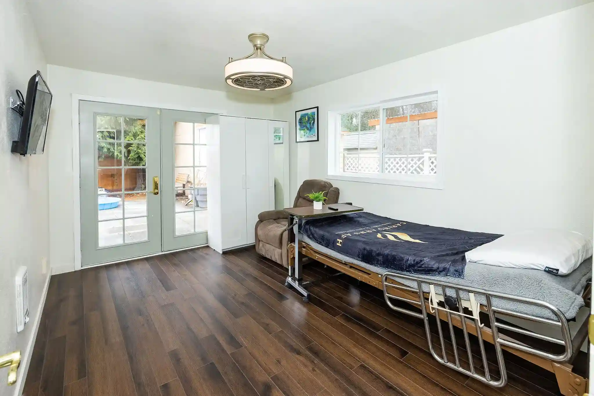 spacious living rooms with all senior living amenities at caring Arms Adult Family Homes of Kent